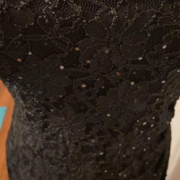 Black lace gown with scattered sequins size 6 - Picture 7 of 9